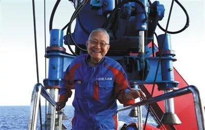 △图/5月21日，汪品先院士从“深海勇士号”载人舱走出。