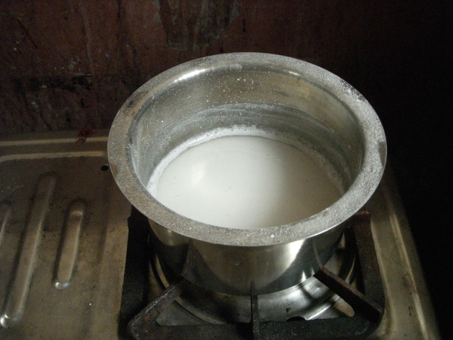 石灰水，氢氧化钙的饱和溶液的通俗名称。纯石灰水是无色澄清的溶液，有一种轻微的泥土气味和氢氧化钙的苦涩碱味。（来源：维基百科）