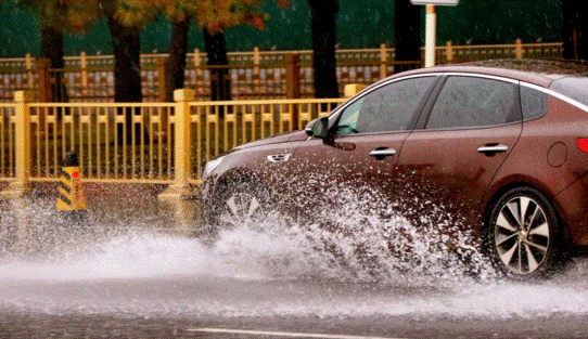 汽车路过，溅起不少水花。庄白羽 摄.png