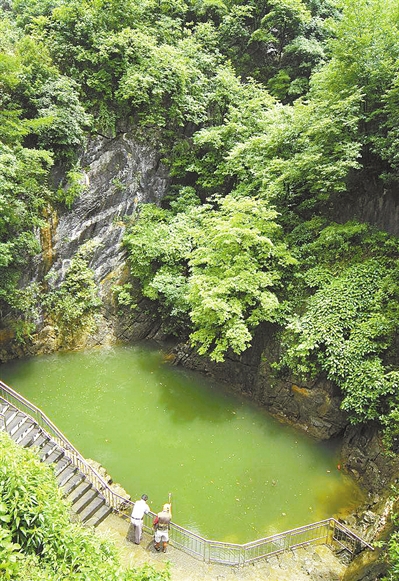 这里的泉水 不仅会变色还有潮起潮落