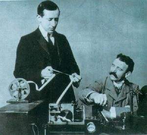 马可尼正在调试无线电装置